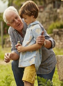 abuelos-conviviendo-con-nietos-gettyimages