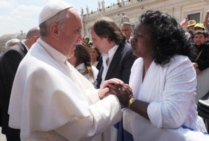 El Papa Francisco saluda a la Sra. Berta Soler, líder de las Damas de Blanco de Cuba, en la Plaza de San Pedro.