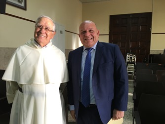 El Padre Fray Manuel Uña, o.p., Prior del Convento de San Juan de Letrán, con Dagoberto Valdés.