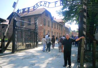 Puerta principal del Campo de concentración de Auschwitz. Con el letrero en alemán “El trabajo os hará libres”. Foto Mario F. Llionart.