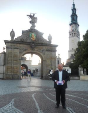 Dagoberto Valdés entrega una bandera cubana a los pies de la Virgen de Czestochowa, Patrona de Polonia. Foto de P. Mietek Puzewicz.