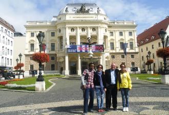 Miembros de Convivencia frente al Teatro Nacional de Bratislava.