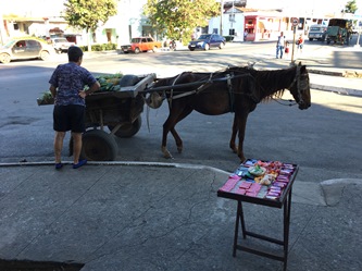 Algunos de los trabajos por cuenta propia que están permitidos en Cuba. Foto tomada de Internet.