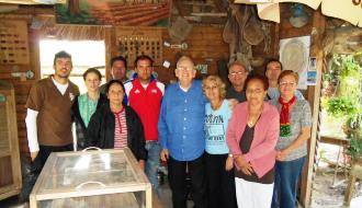 Visita de algunos miembros de la revista Convivencia a Mons. José Siro González Bacallao.