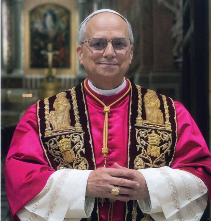 LEÓN XIV, UN PAPA PASTOR Y SERVIDOR
Por Dagoberto Valdés Hernández I 
12 mayo de 2025

El jueves pasado, 8 de mayo de 2025, el mundo conoció la elección de un nuevo Pastor para la Iglesia Universal. No se trata del sucesor de Francisco sino del 267° Sucesor de San Pedro. Ningún Papa es totalmente continuador de otro Papa, ni completamente rompedor de la línea de otro. Los Papas son únicamente seguidores de Jesucristo y, por tanto, de lo que son y deben ser continuadores es de la misión que Jesucristo le dio al apóstol Pedro, el primer Papa.

Esto es a lo único que el Papa debe ser fiel para poder servir al bien de la humanidad y para poder romper con el mal, donde quiera que se realice y quien quiera que lo haga.

El Papa debe ser un servidor de la Verdad y debe romper con la mentira sea quien sea quien la diga, la viva o la imponga a los demás.

El Papa debe ser un servidor de la justicia y denunciar toda injusticia, venga de donde venga, y sea quien sea quien la perpetre.

El Papa debe ser servidor de la libertad en todos los países del mundo, y debe denunciar toda opresión y falta de libertad donde quiera que esto suceda.

El Papa debe ser un servidor de la paz en todas las naciones de la tierra y debe denunciar toda violencia y toda guerra donde quiera que estalle.

El Papa debe defender la vida desde la concepción hasta su fin natural y oponerse al aborto, a la eutanasia y a la pena de muerte, porque la vida es de Dios.

El Papa debe cultivar la vida en el Espíritu, la espiritualidad que ilumina, fecunda y eleva la vida humana y alejarse de toda mundanidad o corriente de este mundo, sea liberal o conservadora, evitando que esta mundanidad penetre y corrompa la vida de la Iglesia, polarizándola y dividiéndola veleidosamente.

En fin, que un Papa solo debe ser fiel a Jesucristo y a su Evangelio en todos sus pensamientos, palabras y acciones; por eso un Papa no debe ser ni de izquierda ni de derecha, según los criterios políticos de este mundo. El único criterio que tiene la Iglesia, y su servidor el Papa, para discernir los acontecimientos de este mundo, es el Evangelio. Es decir, la Iglesia y el Papa deben tratar de pensar como Jesús pensó, como Jesús sintió, como Jesús actuó, y no como piensan, sienten y actúan ninguno de los líderes, partidos o ideologías de este mundo.

Sería muy saludable para la Iglesia, y en ella fieles y pastores, que no nos preguntemos más si este o cualquier otro Papa es continuista o innovador, si va a seguir a Francisco o a Benedicto, si es de esa calificación política que llaman izquierda, o si es de derecha. Lo que debíamos preguntarnos es si el Papa, y cada uno de nosotros los cristianos, somos fieles a Jesucristo, Buen Pastor, que es decir, si se es fiel a los criterios de juicio, a los valores determinantes, a los modelos de vida y a la vida en el Espíritu que brotan del Evangelio de Jesucristo. Esta es y debe ser la clave para evaluar la misión y el servicio de un Pontífice de la Iglesia Católica y de todos los cristianos.

Es más, aprovechemos esta ocasión de la inauguración del ministerio pontificio de Su Santidad el Papa León XIV, para preguntarnos si, sinceramente, cada cristiano, cada religioso o religiosa, cada sacerdote y cada obispo de la Iglesia de Jesucristo, además de fijarnos en el Papa, e inclusive primero que mirar al Papa, nos preguntemos si somos fieles a los criterios del Evangelio en el discernimiento de cada pensamiento, de cada sentimiento y de cada una de nuestras acciones, como laicos, como religiosos, como sacerdotes y como obispos. Preguntémonos si nos hemos dejado penetrar, influir o manipular, por lo que agrada o desagrada a las corrientes ideológicas y a las autoridades de este mundo. 

Es un deber de coherencia evangélica, no sea que exijamos a la cabeza visible de la Iglesia lo que los miembros de su cuerpo no somos capaces de exigirnos a nosotros mismos.

Propuestas

1. Queremos que el Papa no sea partidario o complaciente de las ideologías; entonces, cuidemos no serlo ninguno de nosotros, los miembros de la Iglesia, en nuestras comunidades parroquiales, diocesanas y nacionales.

2. Queremos que el Papa no silencie y, aún más, que denuncie las injusticias que se cometan de un lado y del otro; entonces, cuidemos de que los laicos, religiosos, sacerdotes y obispos, no silenciemos, ni ignoremos, las injusticias que sufrimos en nuestras familias, en nuestras comunidades cristianas, en nuestros centros de trabajo o en el país.

3.Queremos que el Papa combine equilibradamente la tradición con la renovación de la Iglesia, sin llegar a los extremos ni abandonar ninguna de las dos; entonces, comencemos por tratar de equilibrar tradición y renovación en nuestras comunidades, diócesis y países.

Presiento que algunas de las reacciones posibles, al leer estas reflexiones, serían:

– Lograr esos equilibrios es muy difícil. Para el Papa, y para todos los cristianos, también lo son.

– Cumplir nuestra misión profética, proclamando y defendiendo la verdad, y denunciando las injusticias, probablemente provoquen que perdamos ciertos “permisos”, “espacios” y “facilidades” alcanzados a fuerza de callar, y que, para otros cristianos, ese profetismo les cueste la persecución, la discriminación y la exclusión de lugares y servicios en la Iglesia y en el mundo. Al Papa también ese profetismo le costará críticas, difamaciones y ataques.

– Es que somos seres humanos y por tanto limitados, imperfectos, pecadores. Alcanzar la perfección y el equilibrio, la moderación, así como el sano y sabio discernimiento, requiere mucha virtud y en eso se va creciendo paso a paso. El Papa también es un ser humano, limitado, por lo que también tendrá que aprender, poco a poco, a ejercer el servicio de Sumo Pontífice de la Iglesia Universal.

Para alcanzar todo esto, tanto en los pastores como en nosotros los fieles laicos, es necesario poner rodilla en tierra, trabajar duro en nuestra espiritualidad y estar siempre abiertos a la Gracia de Dios que es nuestra única fortaleza.

Oremos por nuestro Santo Padre el Papa León XIV que ha querido tomar este nombre de algunos de sus predecesores como: León I, el Magno, Papa del año 440 al 461, de nuestra era, que se enfrentó a Atila y a la invasión de los bárbaros a la ciudad de Roma, logrando que Atila, llamado “El azote de Dios”, se detuviera a las puertas de la Ciudad Eterna y no la invadiera; y a León XIII que se enfrentó, a finales del siglo XIX al marxismo materialista, a los defectos del liberalismo en su versión inhumana, y a los desafíos de un cambio de época, inaugurando, con la “Rerum novarum” en 1891, la serie de cartas encíclicas que hoy conforman la Doctrina Social de la Iglesia.

Hoy también vivimos en un cambio de época a causa de la revolución digital, al impacto de las nuevas tecnologías de las comunicaciones y a los desafíos de la inteligencia artificial.

Oremos también por la Iglesia, pastores y fieles laicos, para que no nos dejemos arrastrar por la mundanidad, las ideologías, ni por los populismos de nuestra época, y para que seamos fieles a Jesucristo y coherentes con la verdad, la libertad, la justicia y el amor de caridad.

Cuba y su Iglesia, todos, también lo necesitamos.

Hasta el próximo lunes, si Dios quiere.

https://centroconvivencia.org/leon-xiv-un-papa-pastor-y-servidor/